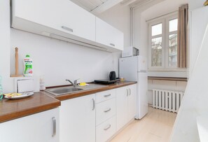 Kjøleskap, mikrobølgeovn og kokeplater