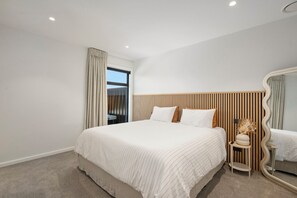 5 bedrooms, desk, iron/ironing board, WiFi