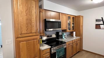 Cookware/dishes/utensils, spices