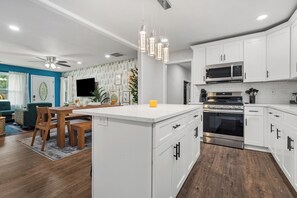 Kylskåp, mikrovågsugn, ugn och spishäll