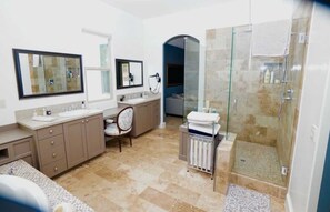 Haartrockner, Bidet, Handtücher, Seife