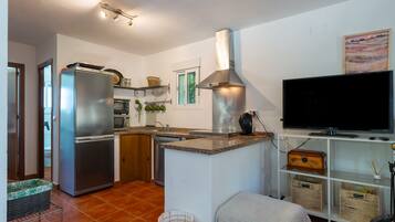 Jääkaappi, mikroaaltouuni, uuni, liesi