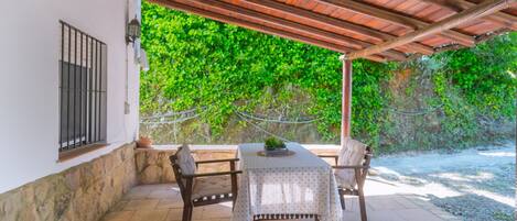 تناول الطعام بالخارج