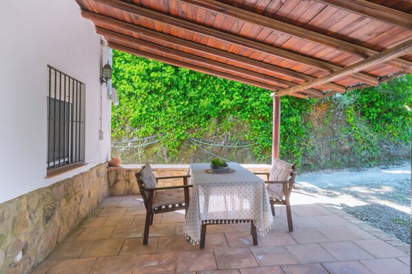 Outdoor dining - Rural House 'Las Nubes' with Mountain Views, Wi-Fi, and Air Conditioning (Cortegana)