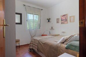 4 bedrooms, iron/ironing board, free WiFi, bed sheets