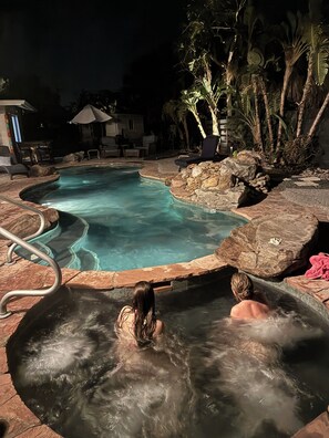 Alberca al aire libre y alberca climatizada