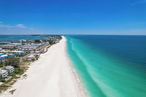 Updated 3000sqft home, 8 person, with large heated pool, Privacy, Walk to BEACH