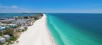 Spacious 3,000+ resort style home •Huge lagoon pool, hot tub -Room for everyone🌴