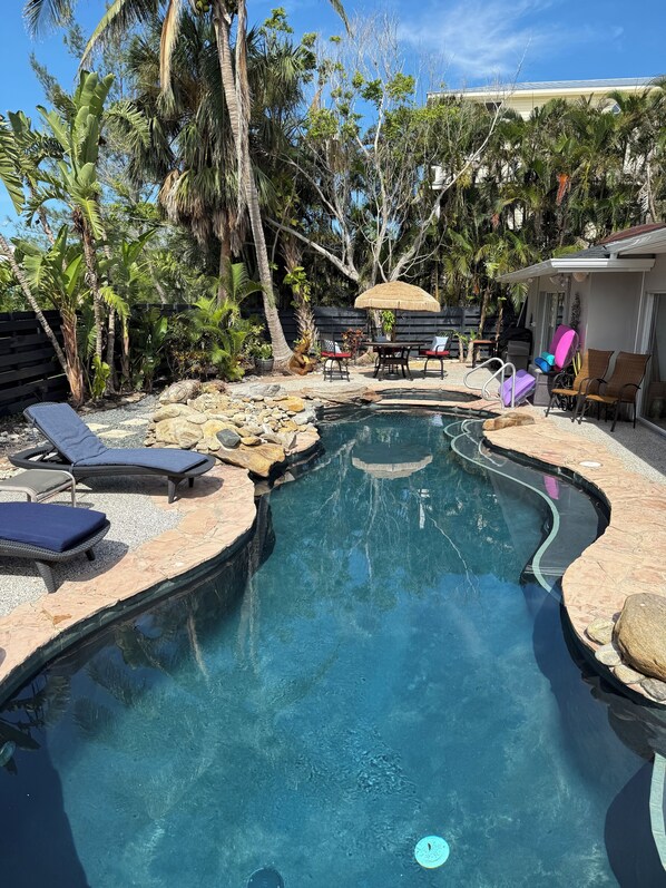 Una piscina al aire libre, una piscina climatizada