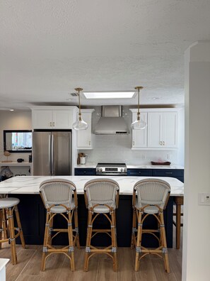 Fridge, microwave, oven, stovetop - Spacious 3,000+ resort style home •Huge lagoon pool, hot tub -Room for everyone🌴 (Holmes Beach)