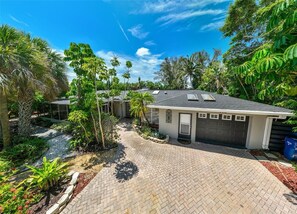 Exterior - Spacious 3,000+ resort style home •Huge lagoon pool, hot tub -Room for everyone🌴 (Holmes Beach)