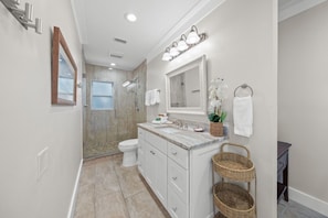 Hair dryer, towels, soap, shampoo - Spacious 3,000+ resort style home •Huge lagoon pool, hot tub -Room for everyone🌴 (Holmes Beach)