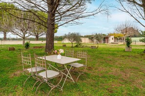 Outdoor dining - Studio Apartment 'Marquet' with Shared Garden and Air Conditioning (Beaucaire)