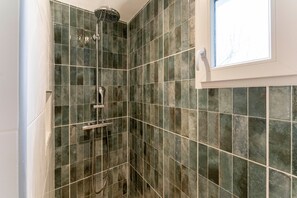 Dusche, Haartrockner, Handtücher