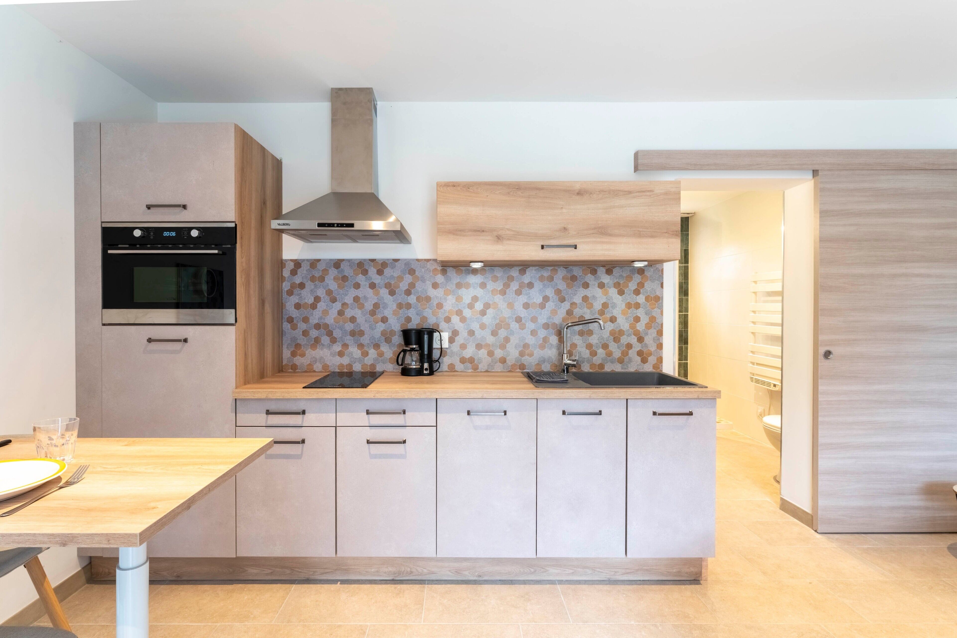 Kühlschrank, Mikrowelle, Ofen, Herdplatte