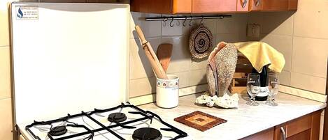 Een kookplaat, een waterkoker, kookgerei, borden en bestek