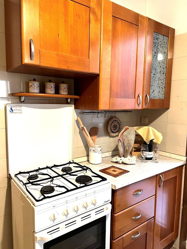 Stovetop, electric kettle, cookware/dishes/utensils