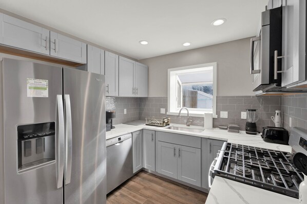 Fridge, microwave, oven, stovetop - Birmingham Retreat - Work & Play (Birmingham)