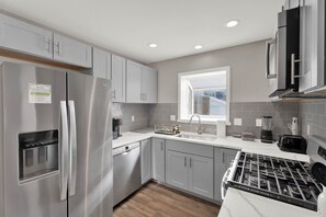 Fridge, microwave, oven, stovetop - Birmingham Retreat - Work & Play (Birmingham)