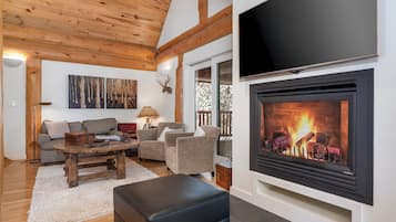 Smart-TV, Kamin, Arbeitsbereiche