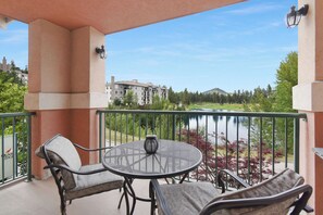 Outdoor dining - Classic Studio: Full Kitchen With Wraparound Deck - 212A (Kelowna)