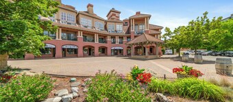 Classic Studio: Full Kitchen With Wraparound Deck - 212A