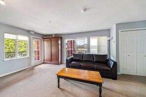 TV, fireplace - Classic Studio: Full Kitchen With Wraparound Deck - 212A (Kelowna)