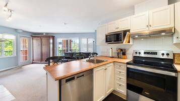 Køleskab, mikrobølgeovn, ovn, kogeplade