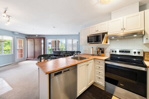 雪櫃、微波爐、焗爐、爐具