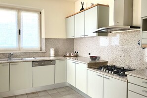 Réfrigérateur, four, lave-vaisselle