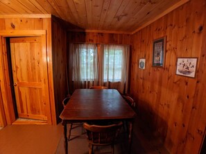 Dining - Hawthorne Cottages Beachside (Raymond)