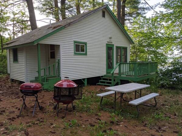 Outdoor dining - Hawthorne Cottages Beachside (Raymond)