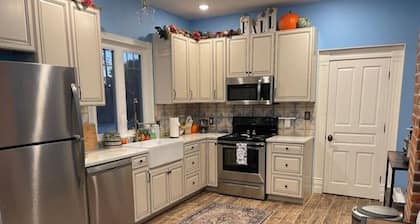 Blue House on Main | *Pet Friendly*