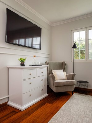 Smart-tv, een open haard en boeken