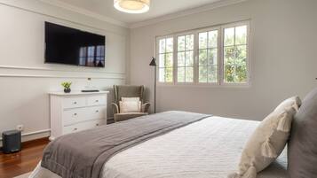6 bedrooms, desk, iron/ironing board, travel crib