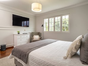 6 slaapkamers, een bureau, een strijkplank/strijkijzer, reisbedje