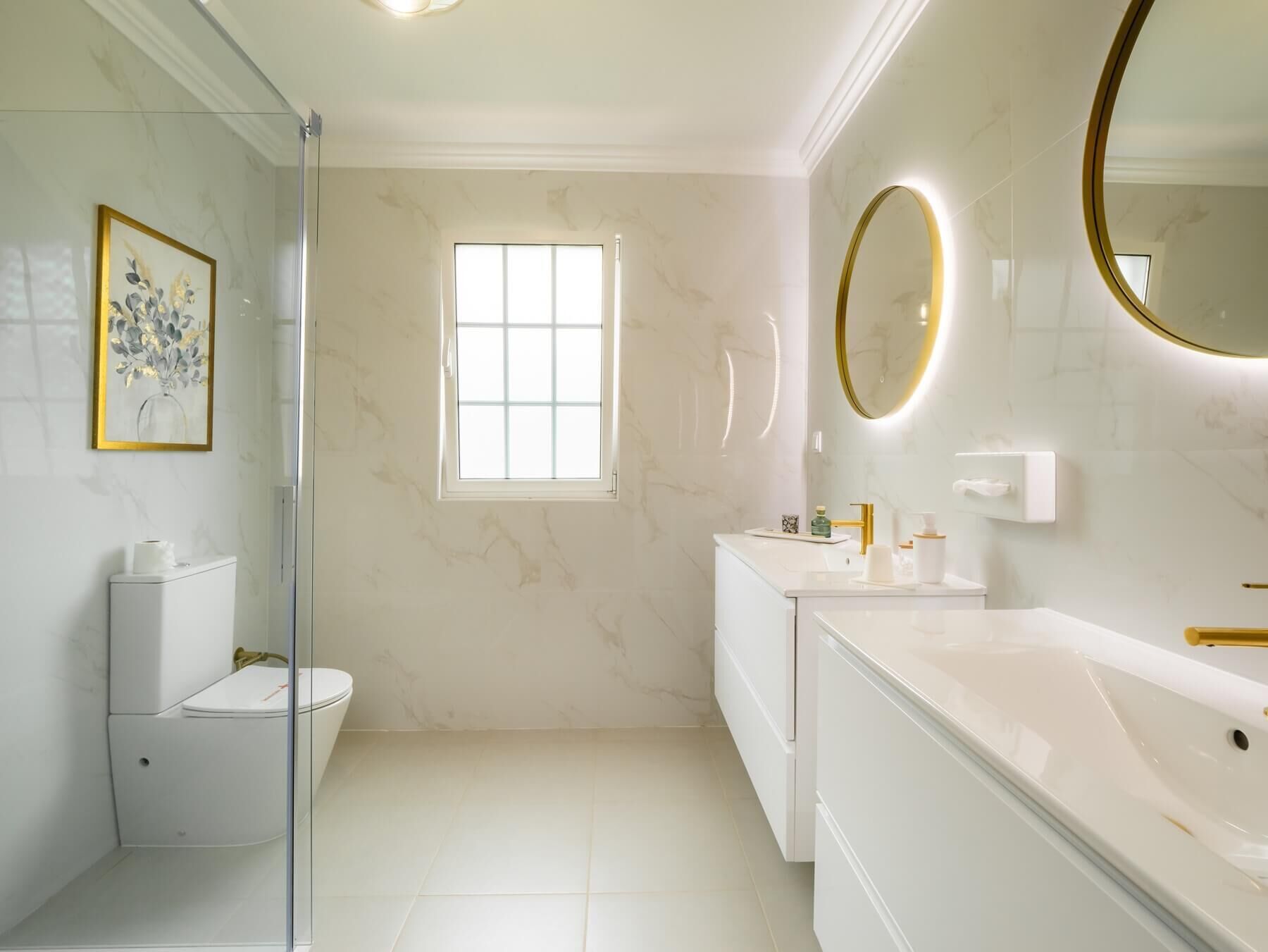 Shower, hair dryer, bidet, towels