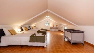 6 Schlafzimmer, Schreibtisch, Bügeleisen/Bügelbrett, Reisekinderbett
