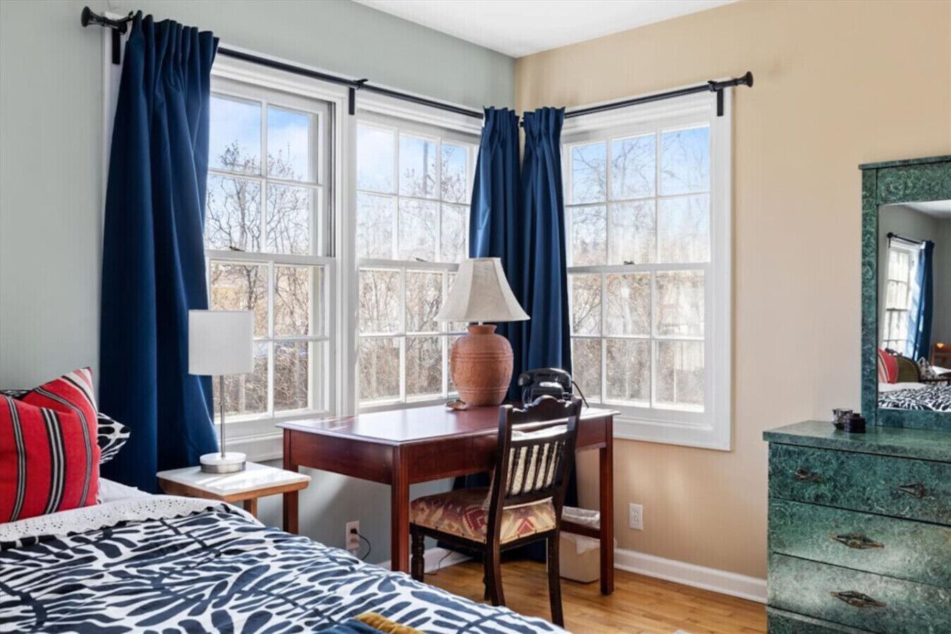 2 makuuhuonetta, työpöytä, silitysrauta/-lauta, vauvan matkasänky