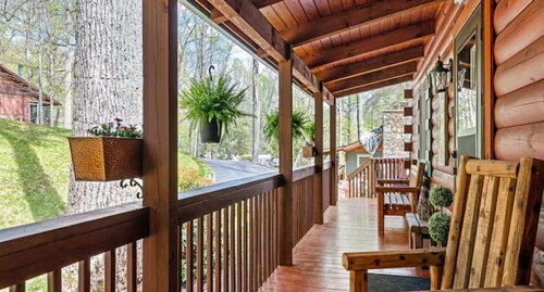 Cozy creek side cabin with fireplace, close to skiing/hiking, and shops.