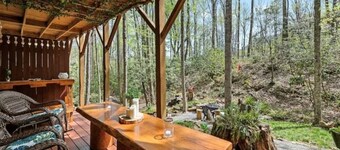 Cozy creek side cabin with fireplace, close to skiing/hiking, and shops.