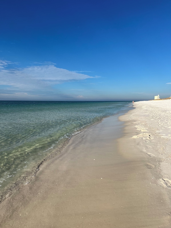 Chaises longues, serviettes de plage