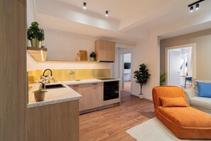 コンフォート アパートメント 2 ベッドルーム バルコニー | リビング エリア | 42 インチのスマートテレビ (ケーブル放送視聴可)、Netflix、ストリーミングサービス