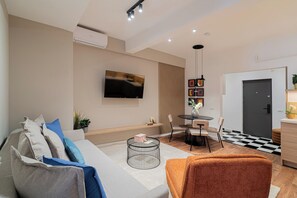 Appartamento Comfort, 2 camere da letto, balcone | Area soggiorno | Smart TV 42 pollici con canali via cavo, Netflix, servizi in streaming