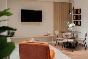 Departamento Confort, 2 habitaciones, balcón | Área de sala de estar | Smart TV de 42 pulgadas con canales por cable y Netflix 