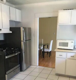 Private kitchen - Charming 1-bedroom Hollywood Bungalow (Los Angeles)