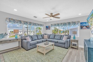 TV - P57 - Charming 2 Bed, 2 bath stilted, half duplex, with private pool and dock (Marathon)