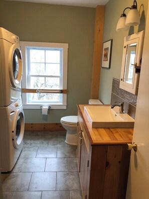 Douche, sèche-cheveux, serviettes fournies, savon