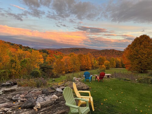 Maison de LaMontagne: Unique hill top home with stunning views in Corinth