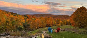 Maison de LaMontagne: Unique hill top home with stunning views in Corinth